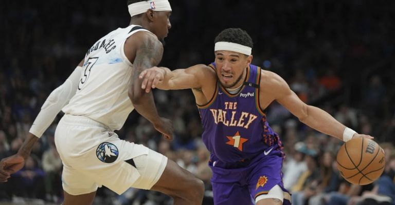 Booker tuvo seis pérdidas de balón en el juego