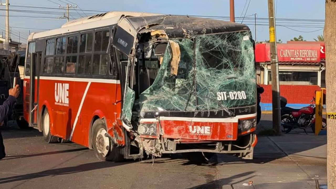 Camión urbano de Hermosillo se impacta contra vivienda tras choque con auto; hay 6 heridos