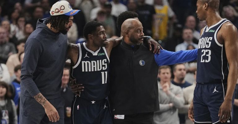 Kyrie es ayudado después de sufrir la lesión