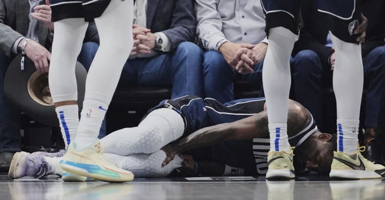 Irving quedó tendido en la duela después de lesionarse