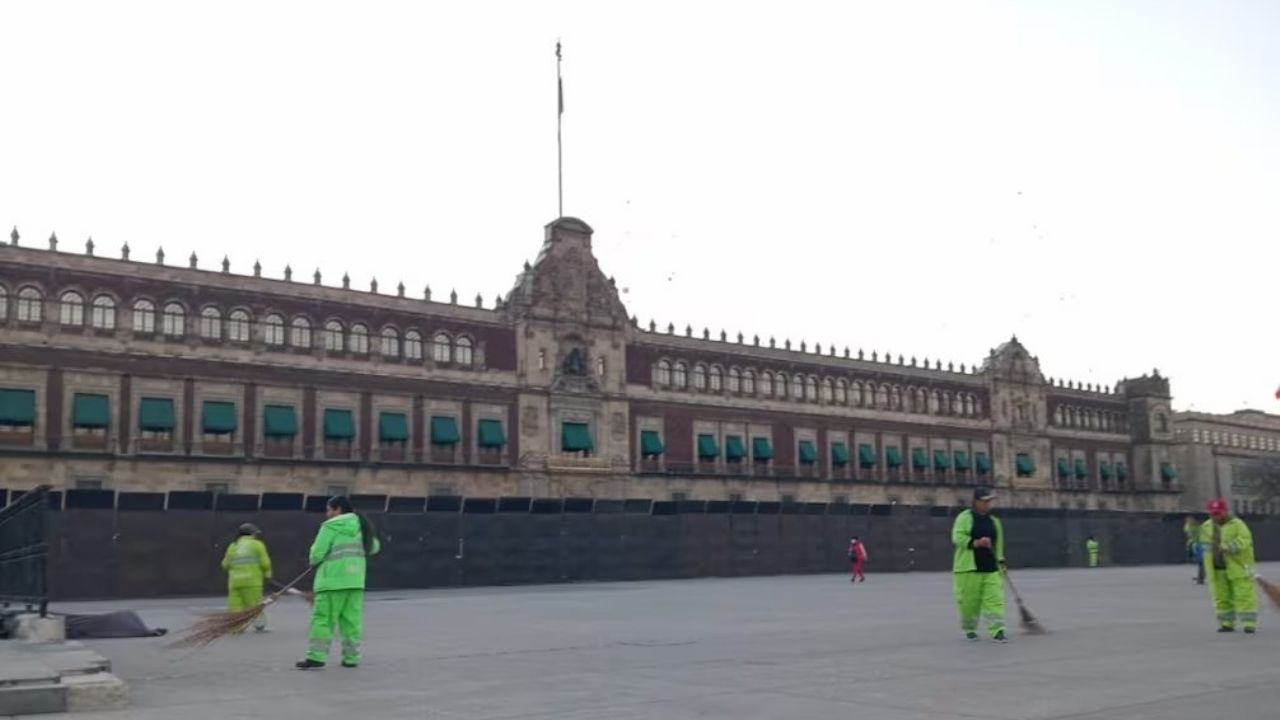 “Es para protegerlas”: Claudia Sheinbaum justifica vallas en Palacio Nacional previo al 8M