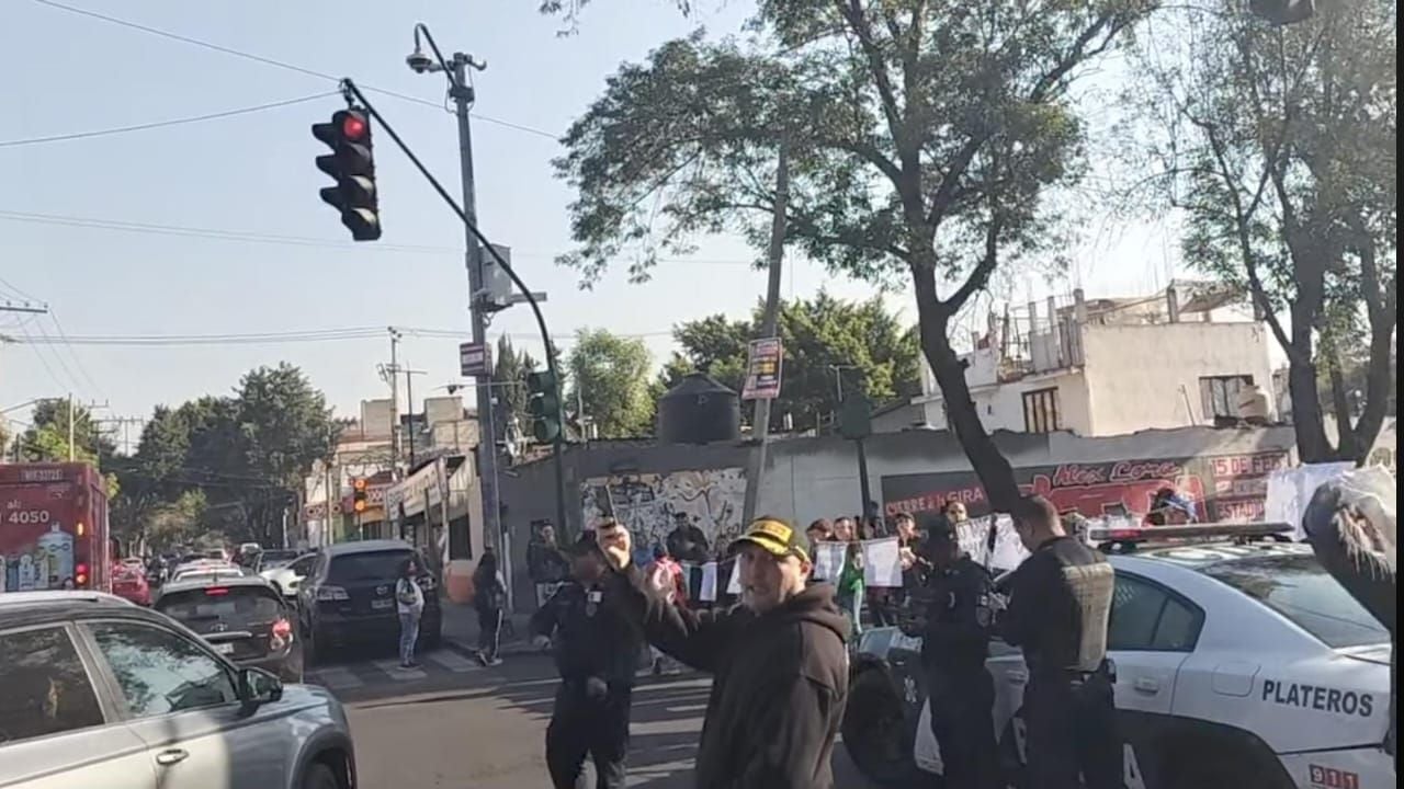 Padres de familias colapsan Lomas de Plateros y Periférico por maltrato a estudiantes