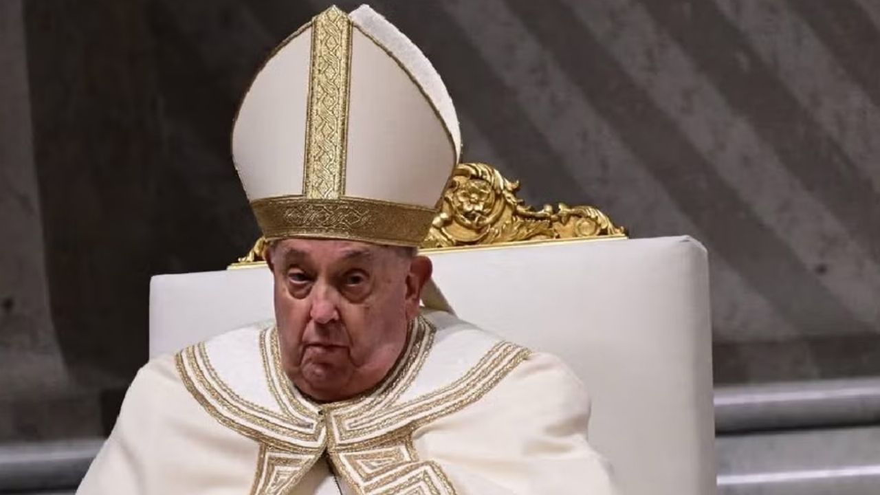 Agitado y sin poder hablar: Papa Francisco reaparece y manda mensaje desde el hospital