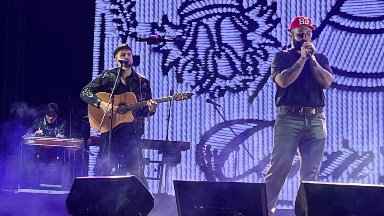 Carín León presenta ‘Palabra de to’s’ con un íntimo showcase en Hermosillo