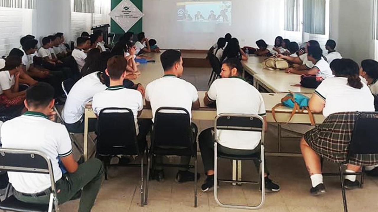 Estudiantes en situación vulnerable reciben ‘mochila llena’ en Conalep Guaymas