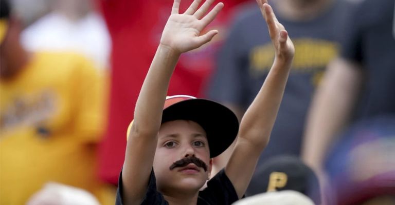 Los niños tratan de imitarlo, aunque sea con el bigote