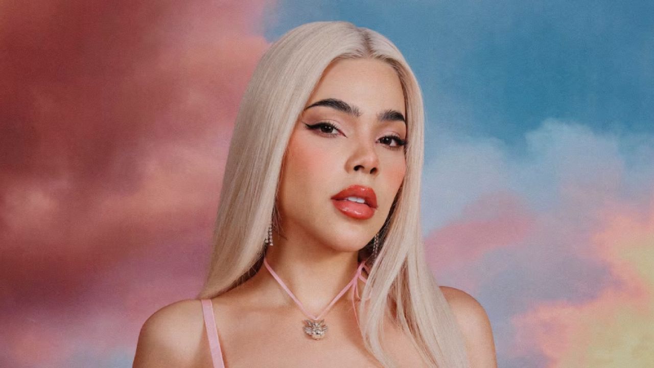 Kenia Os arma zafarrancho en su llegada a CDMX; seguridad empuja a reporteros de ‘VLA’