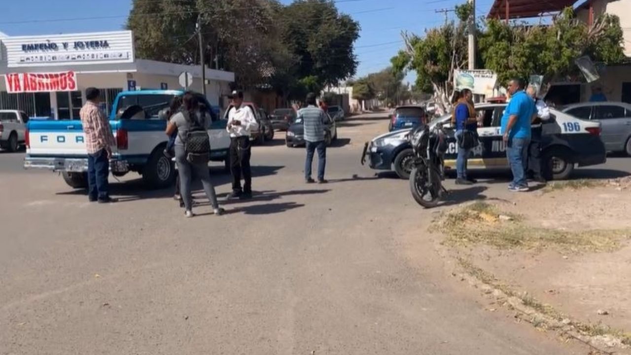 Hospitalizan a dos mujeres tras fuerte choque entre moto y camioneta en Pueblo Yaqui