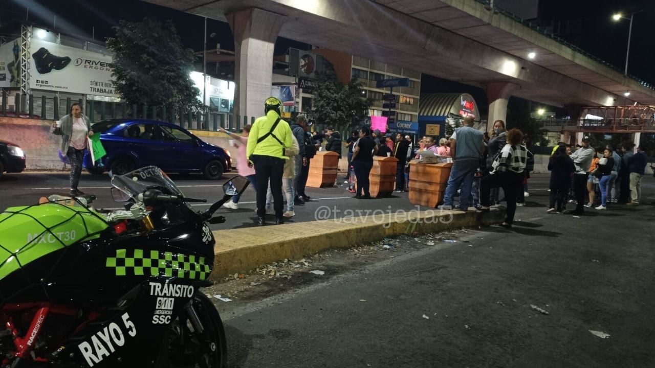 VIDEO: Motociclistas salen volando de puente sobre Periférico y Ermita Iztapalapa, en CDMX