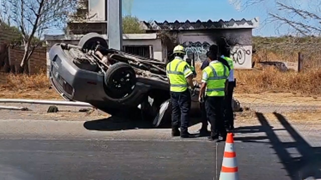Accidente en Cajeme: Vuelca vehículo en carretera México 15 y deja una persona lesionada