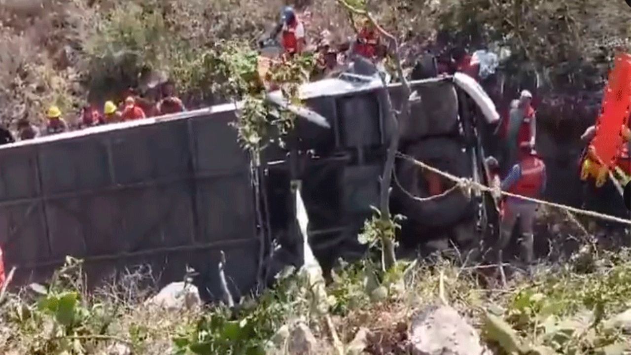 Oaxaca: Se vuelca autobús en Autopista Mitla- Tehuantepec; se reportan 11 muertos