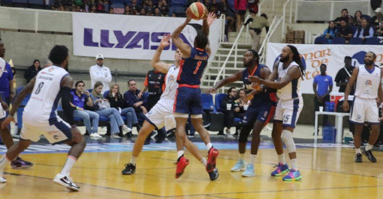 Halcones cae en casa