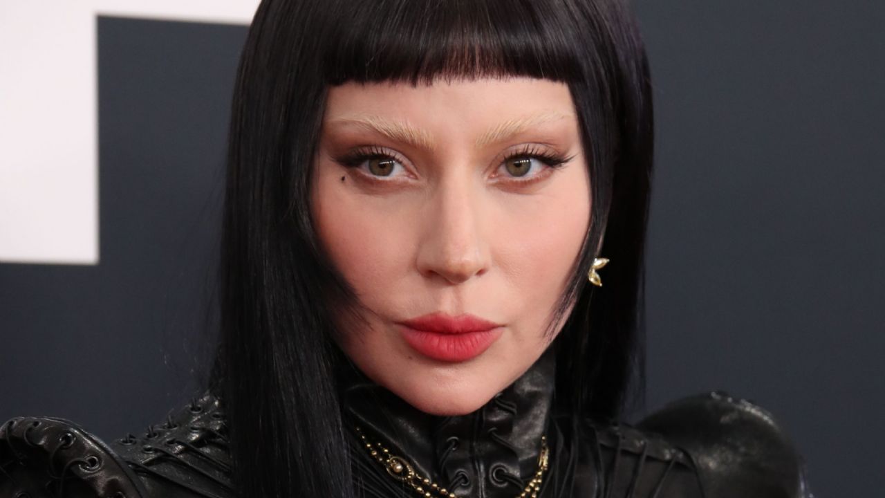 Lady Gaga revela el significado especial de su primer anillo de compromiso hecho de pasto