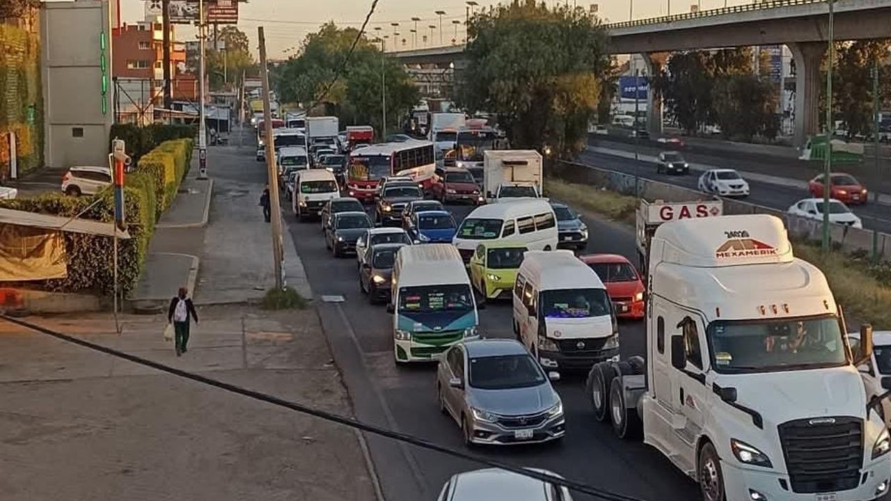 Caos en la autopista México-Querétaro por volcadura de tráiler en Perinorte
