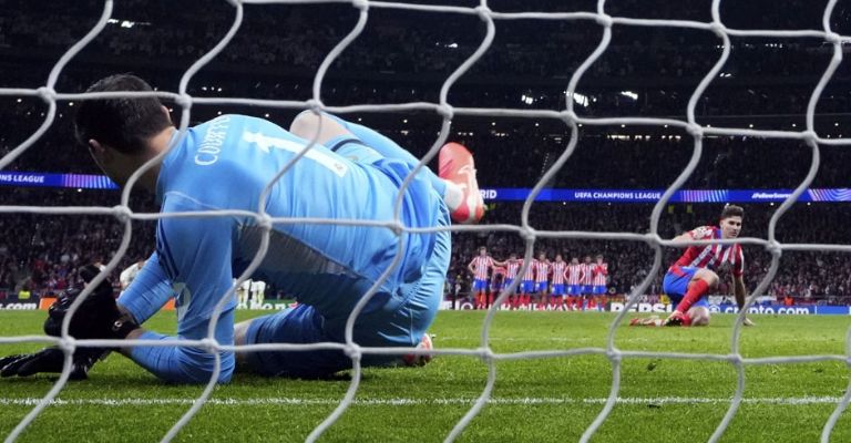 Julián venció a Curtois en el penalti