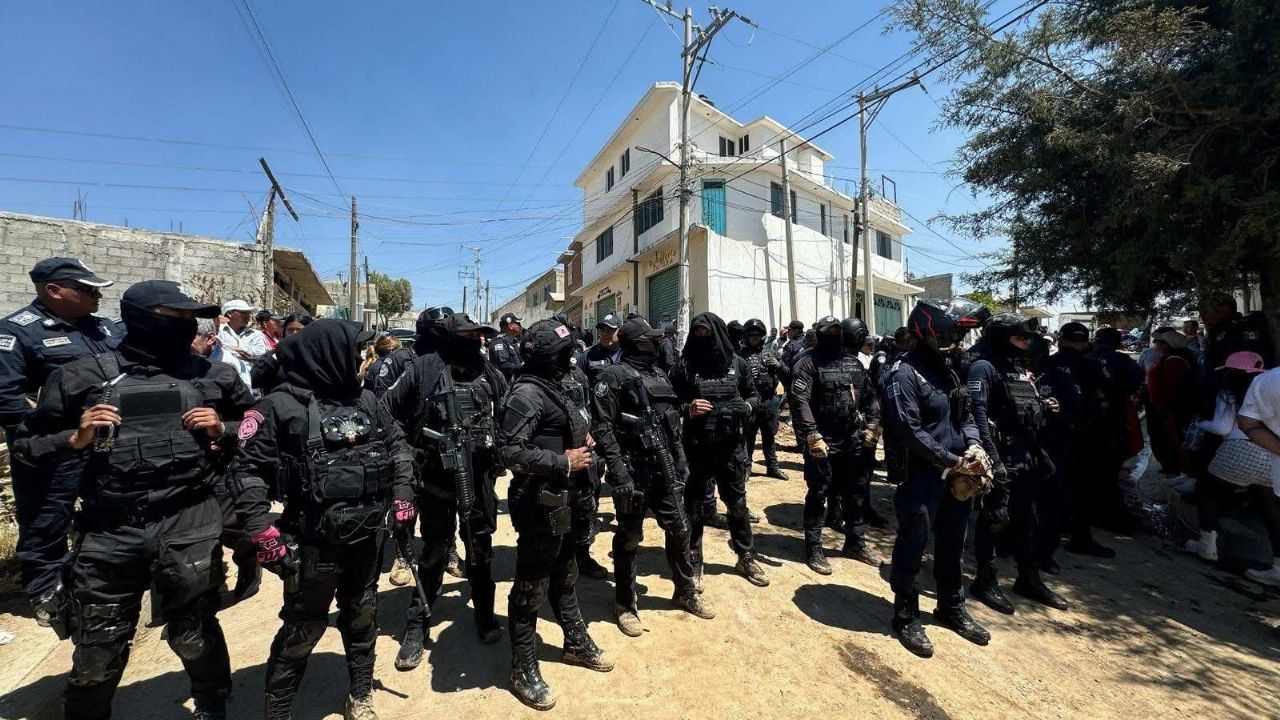 VIDEO: Así fue la brutal pelea entre comerciantes y policías en Ixtapaluca
