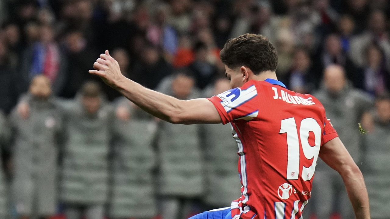 Podrían cambiar la regla: UEFA se pronuncia por penalti de Julián Álvarez en la Champions