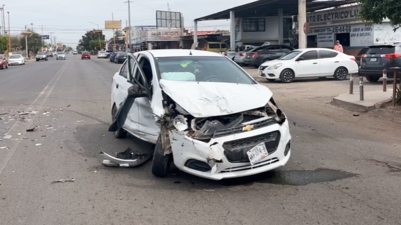 Fuerte accidente en Ciudad Obregón: Pick up corta circulación y provoca choque triple