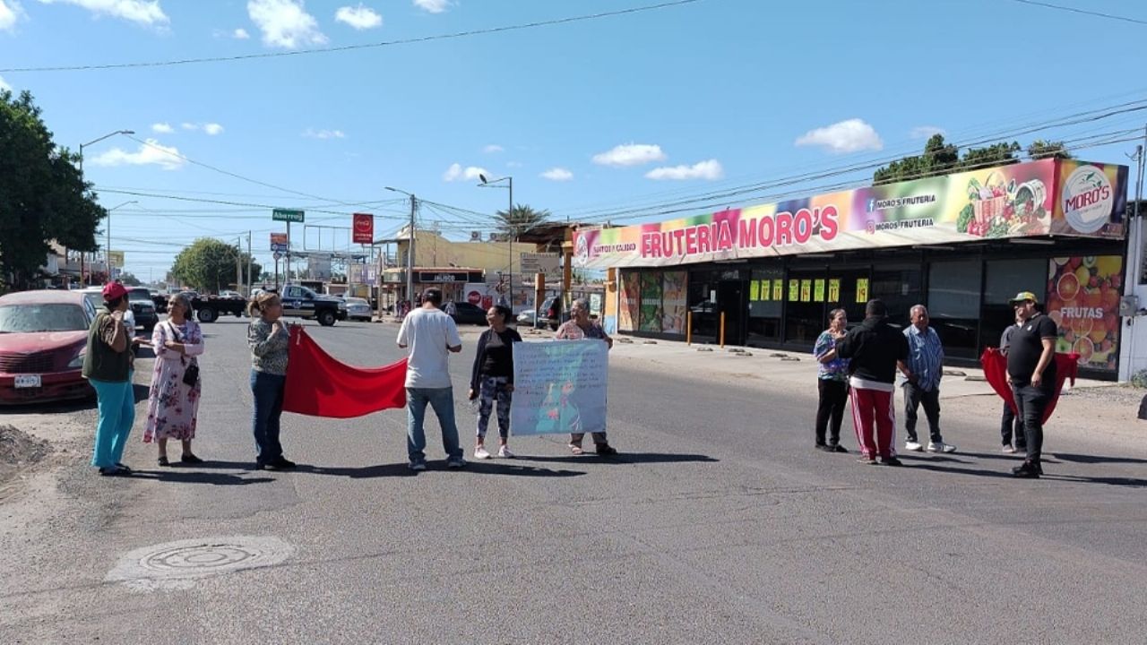 Ciudad Obregón: Vecinos de la Municipio Libre bloquean calle Jalisco por problemas de drenaje
