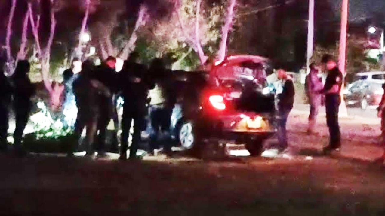 Tiroteo en Ciudad Obregón deja un muerto y un herido; auto terminó arriba de camellón
