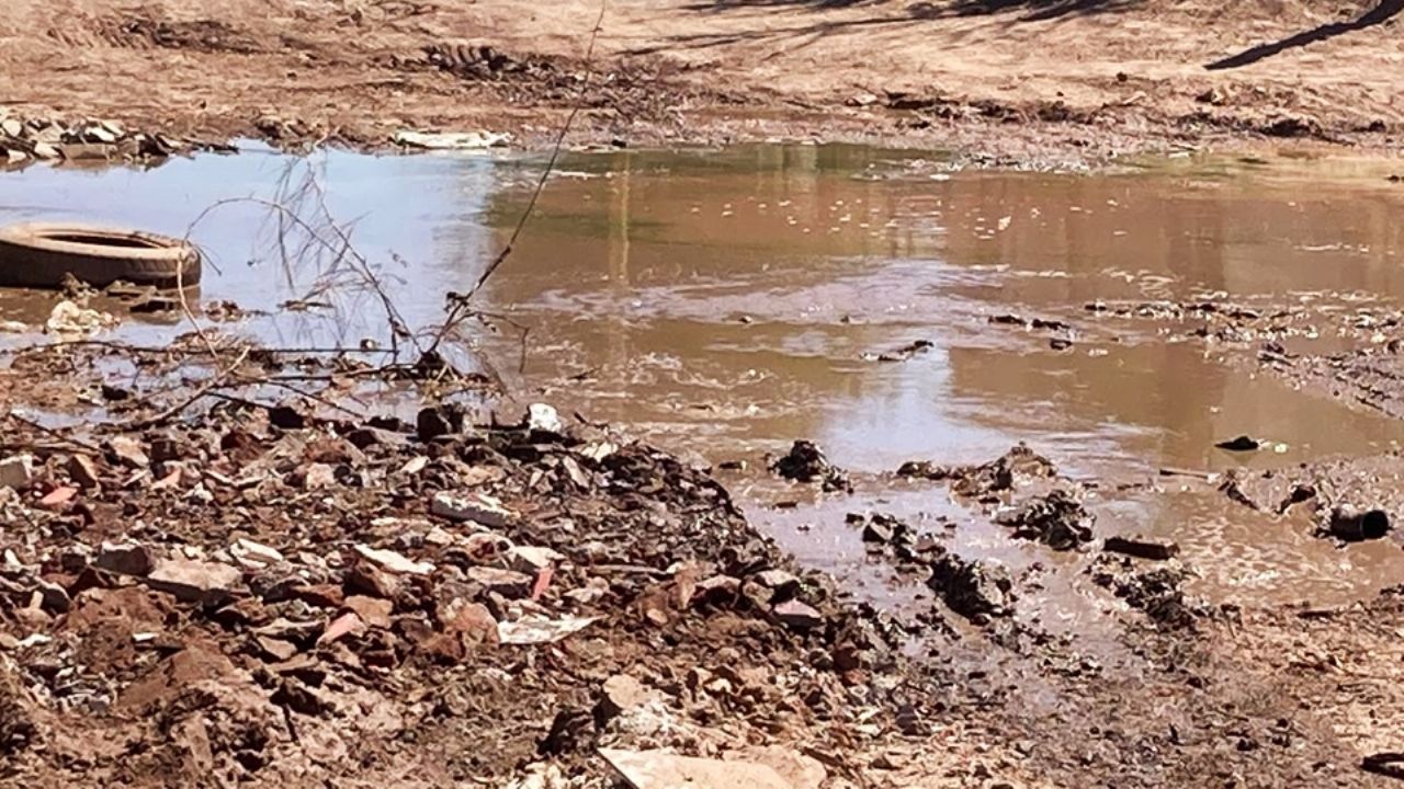 Ciudad Obregón: Vecinos de Los Presidentes viven atrapados entre aguas negras