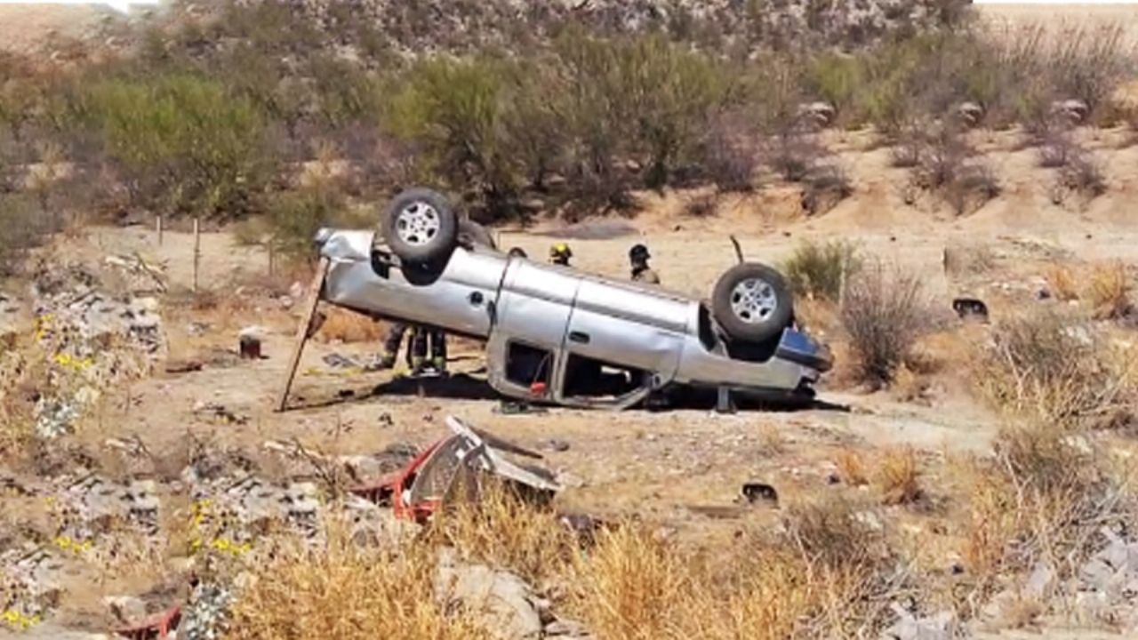 Vuelca pick up en carretera de Hermosillo; hay tres personas lesionadas y una detenida
