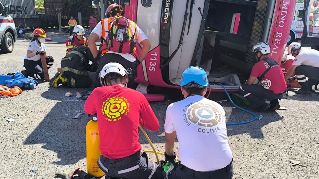 Tragedia en Colima: Tren impacta autobús y deja dos muertos y 21 heridos