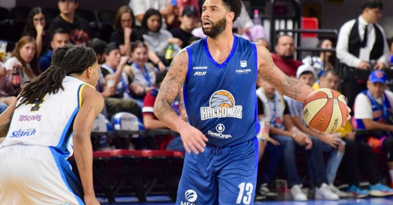 Perkins busca avanzar con el balón