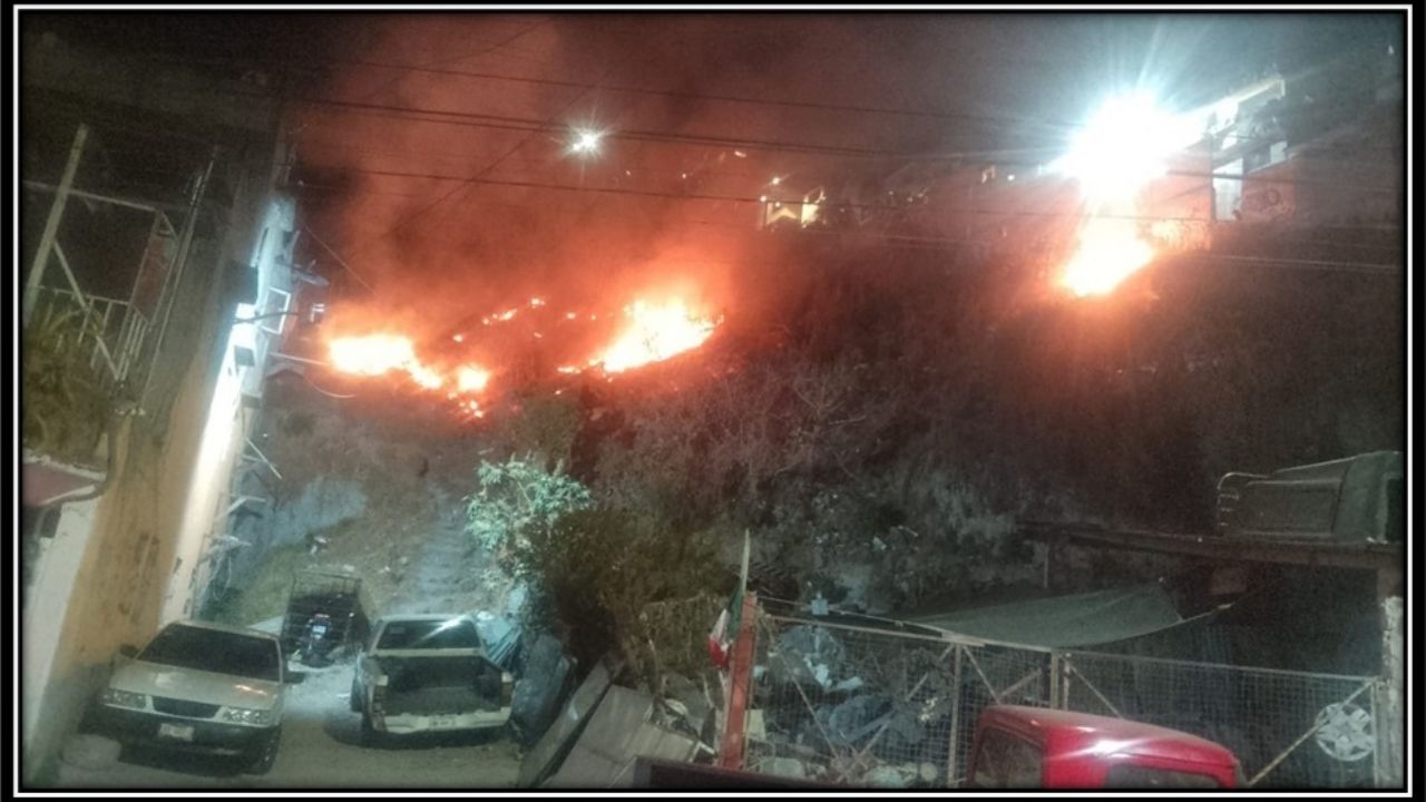 Incendio en Álvaro Obregón consume barranca y alerta a los vecinos; bomberos lo controlan