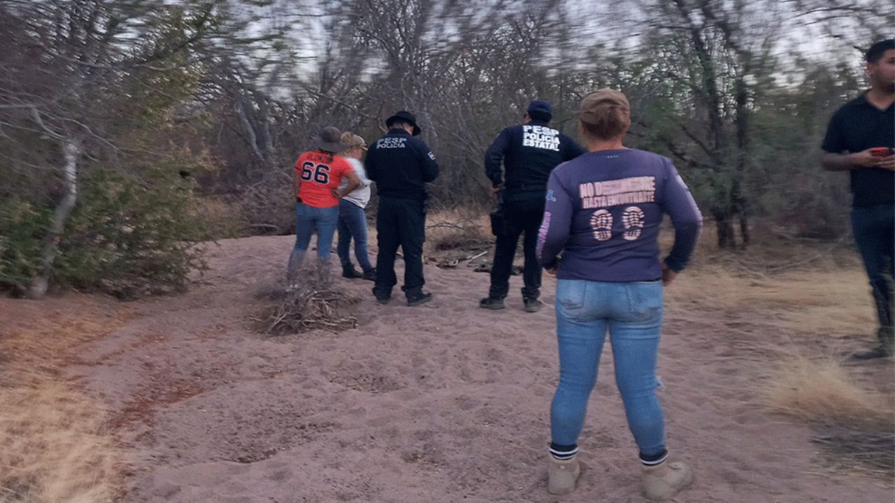 Buscadoras hallan un cuerpo enterrado en fosa clandestina del Valle de Guaymas