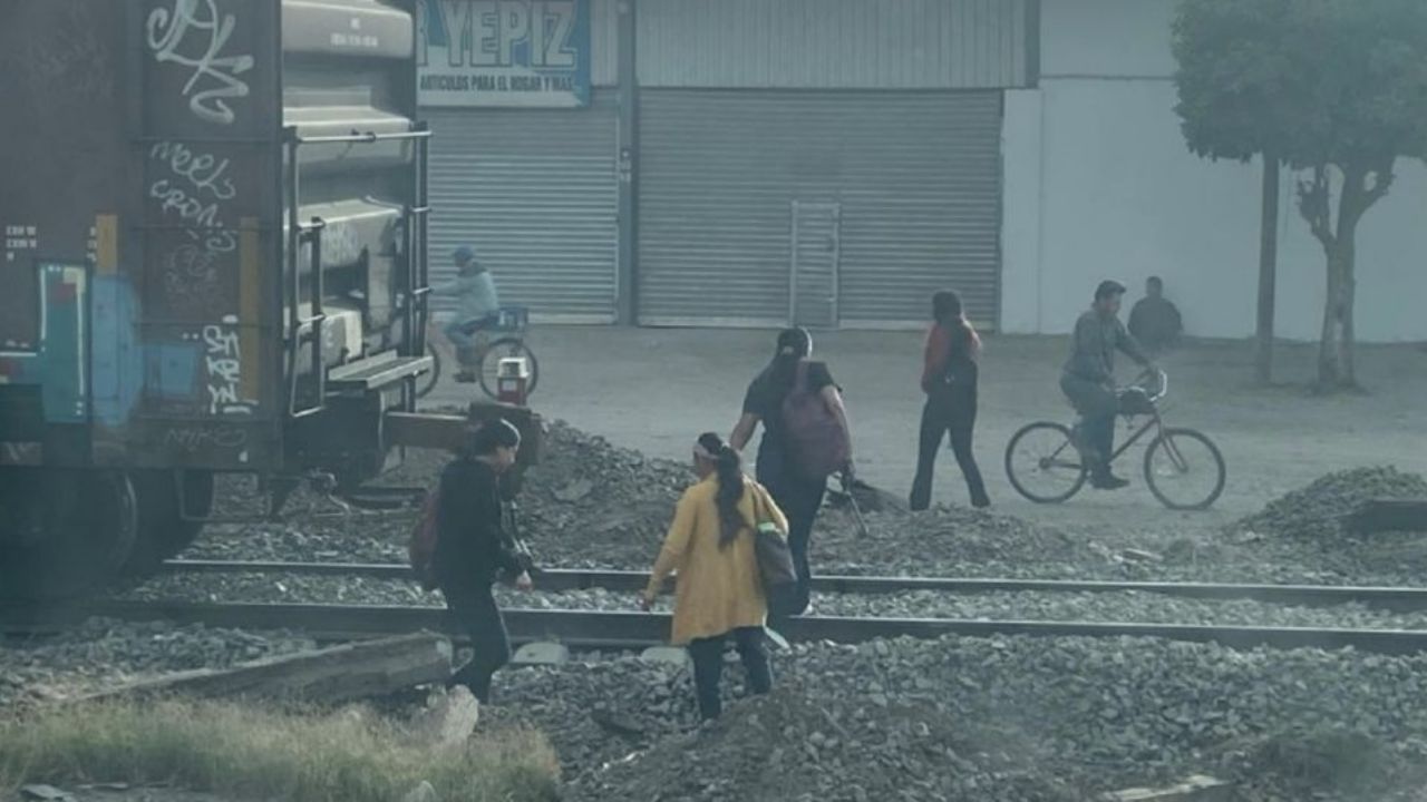 Falta de infraestructura peatonal sobre los cruces del ferrocarril en Navojoa cobra factura