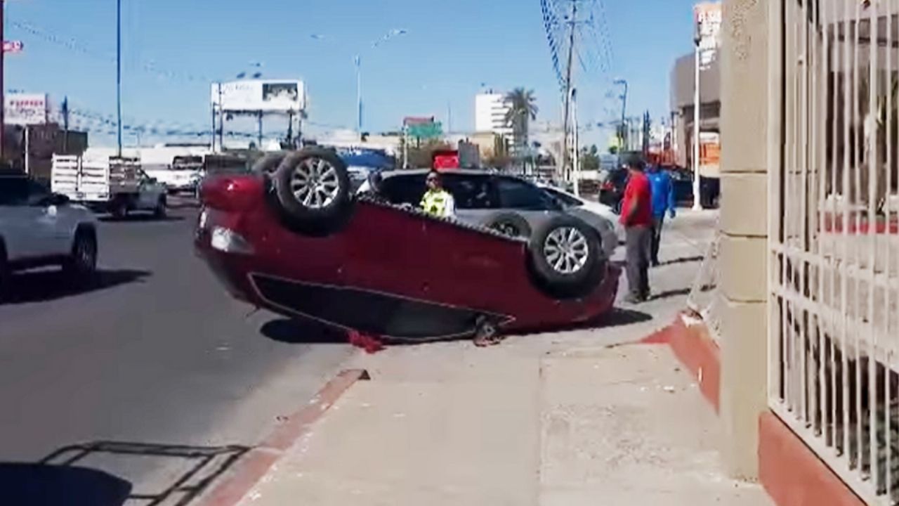 Otro accidente en Hermosillo: Volcadura de vehículo deja saldo de una mujer lesionada