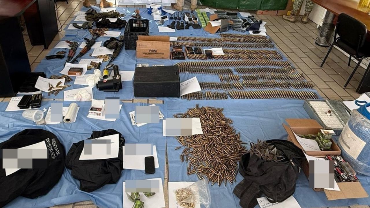 Duro golpe al narco en Sonora: Decomisan armas de fuego, autos, droga y equipo táctico