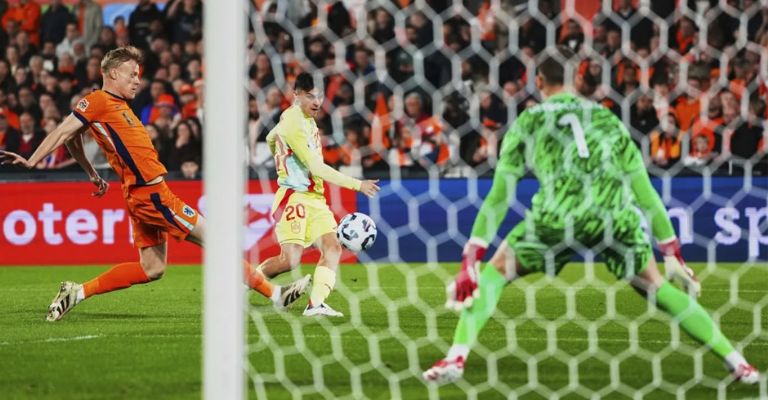 Pedri dispara a portería