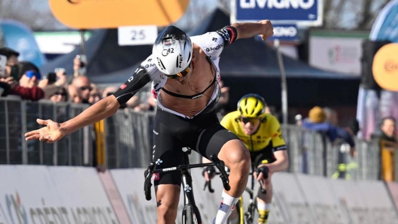 El joven mexicano Isaac del Toro recibe multa luego de ganar la carrera Milán-Turín