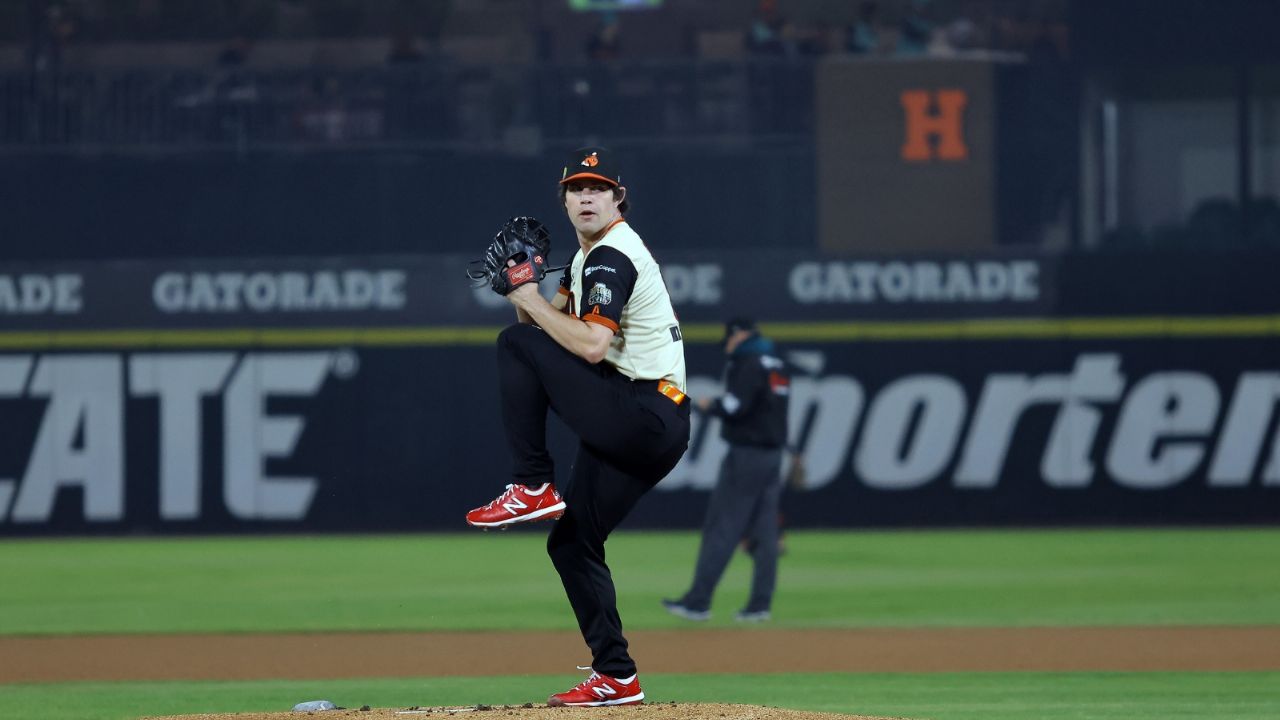 Debut soñado: En su estreno en la LMP, Stock es galardonado como el Pitcher del Año