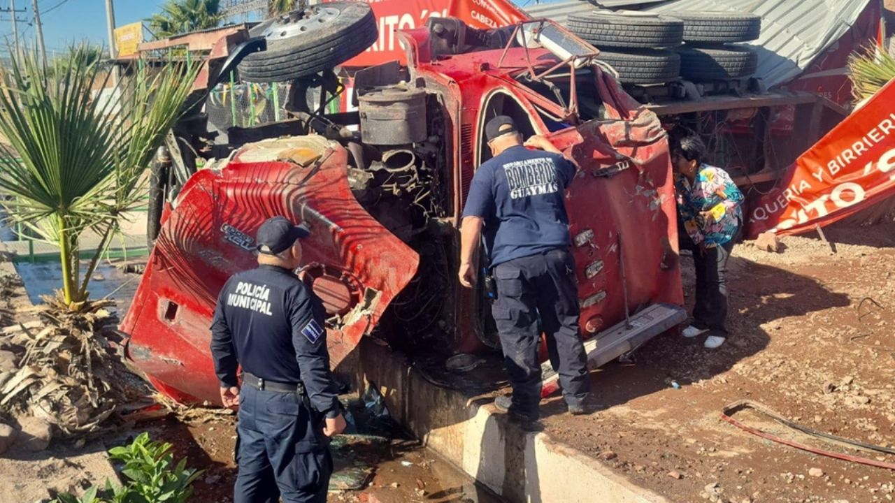 Pipa de bomberos de Guaymas protagoniza brutal accidente; niño y adulto están graves