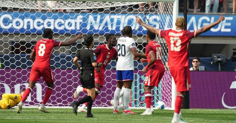 Oluwaseyi festeja el gol que puso al frente a Canadá