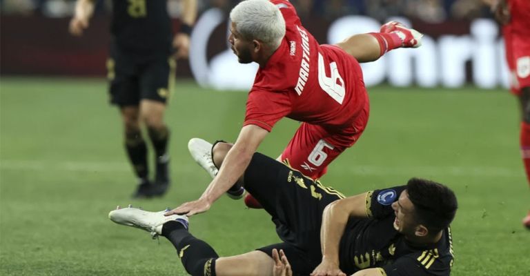 César Montes frena un avance de los canaleros