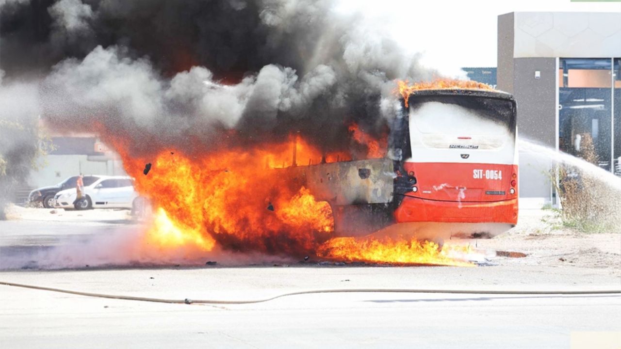 VIDEO: Fuerte incendio devora camión urbano en Hermosillo; pasajeros lograron escapar