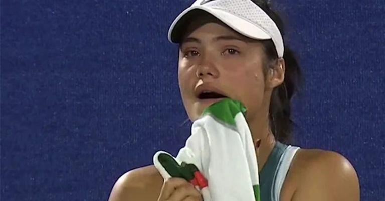 Raducanu soltó el llanto tras ser acosada
