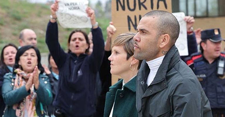 Alves abandonó el tribunal en medio de protestas