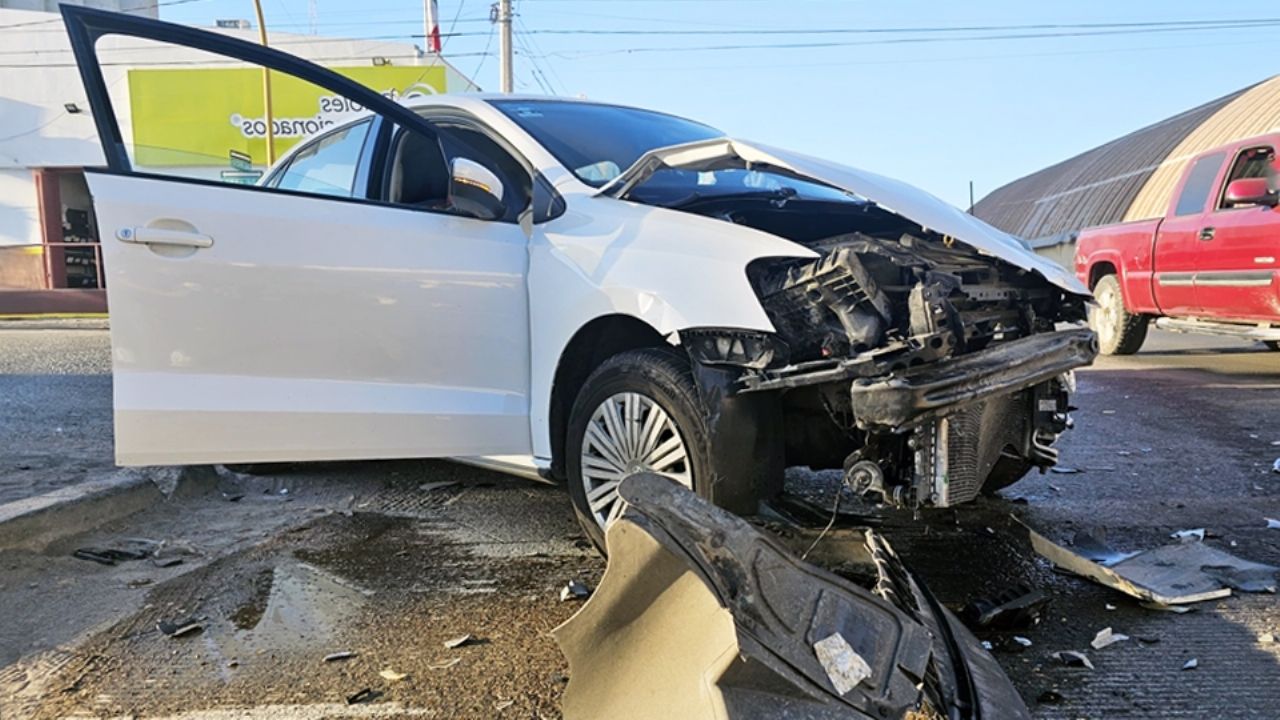 Conductor se pasa el alto y provoca fuerte encontronazo en el Centro de Ciudad Obregón