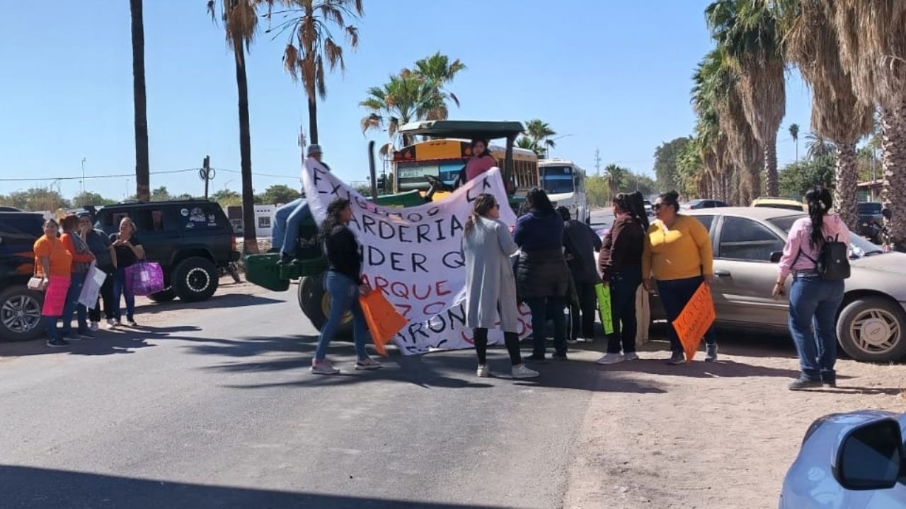 Madres de familia bloquean calle Fresno por cierre de kínder en Ciudad Obregón