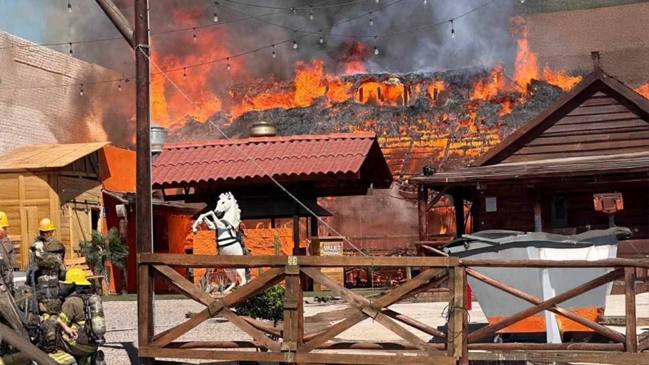 VIDEO: Tremendo incendio consume restaurante y desata alarma al norte de Hermosillo
