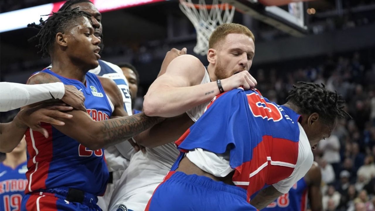 Los Timberwolves superan a los Pistones en medio de una batalla campal