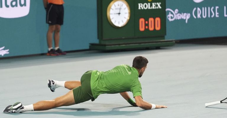 Djokovic resbala por la humedad en la cancha