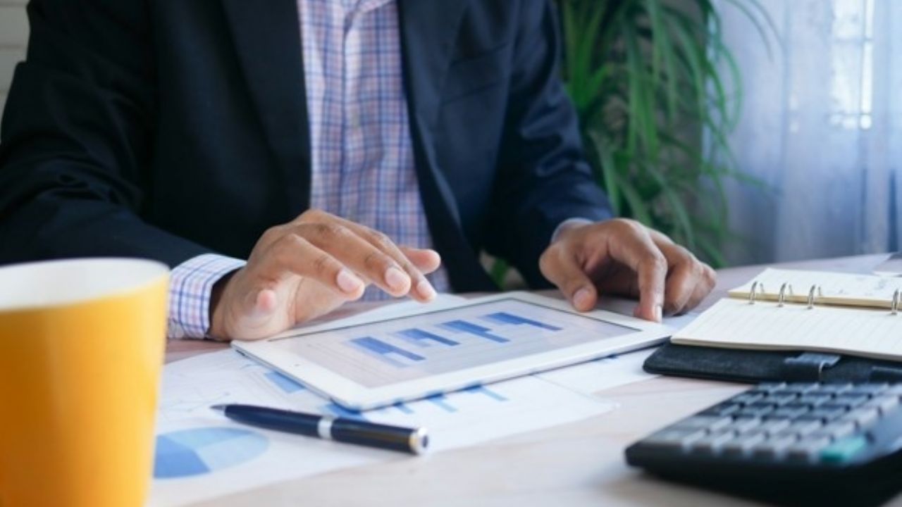 El impacto de la inversión de dinero en el panorama artístico: El apoyo de marcas como Axen Capital, Cerveza Águila o Toyota a artistas latinos