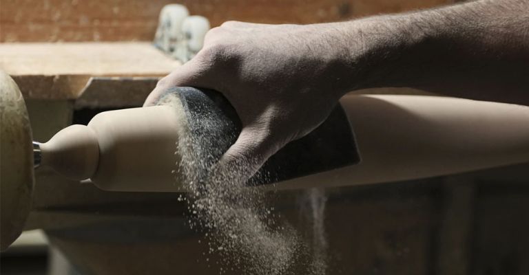 La fábrica trabaja a todo vapor para fabricar más bates