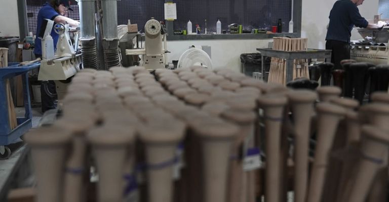 Cientos de bates son fabricados a partir de esta semana